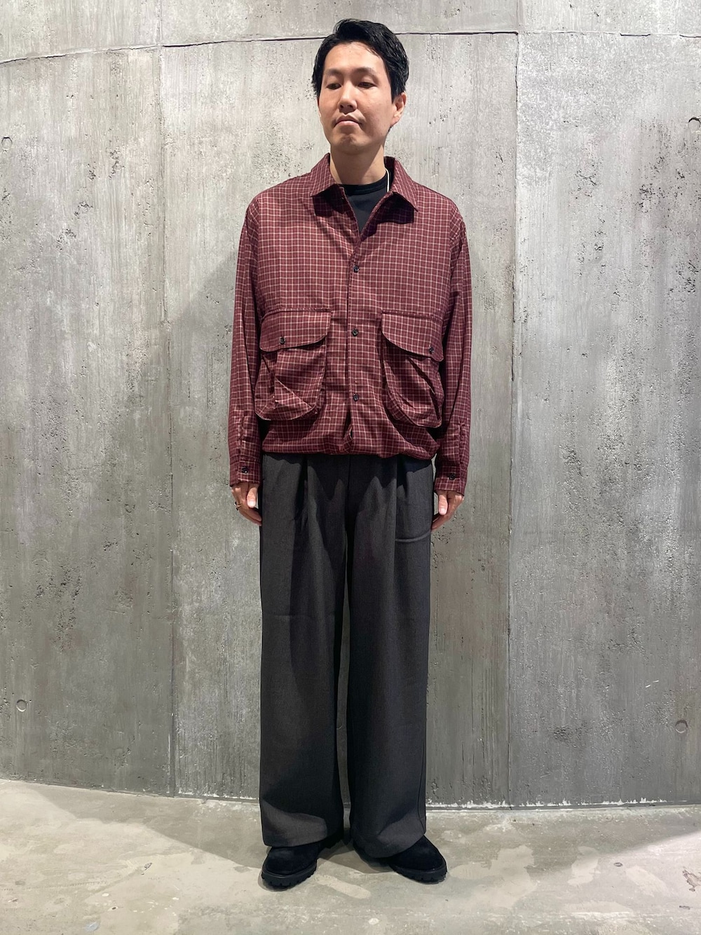 グレー系のスラックス、レッド系のシャツ/ブラウス、ブラック系のTシャツ/カットソーを着用したメンズの秋コーディネートの1枚目の写真