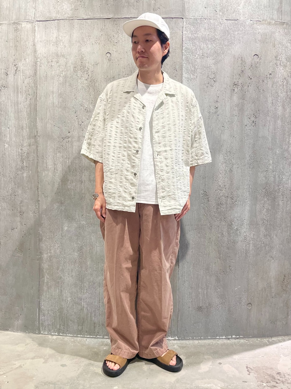 ホワイト系のシャツ/ブラウス、ホワイト系のTシャツ/カットソー、ブラウン系のサンダルを着用したメンズの春コーディネートの1枚目の写真
