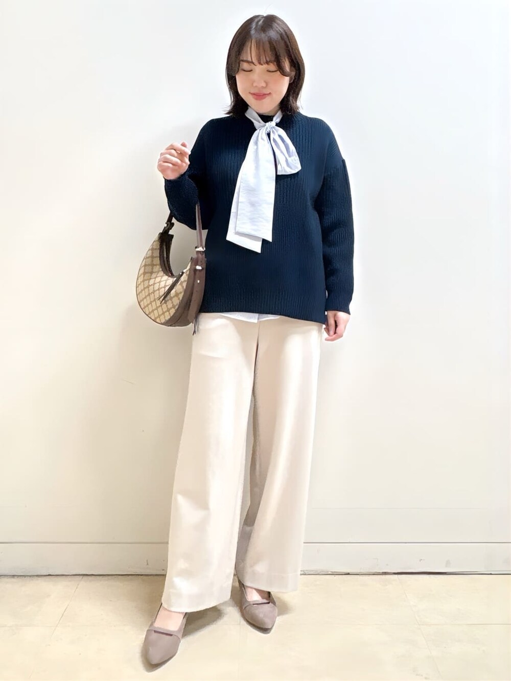 ブルー系のニット/セーター、ブルー系のシャツ/ブラウス、ベージュ系のその他パンツを着用したレディースの冬コーディネートの1枚目の写真