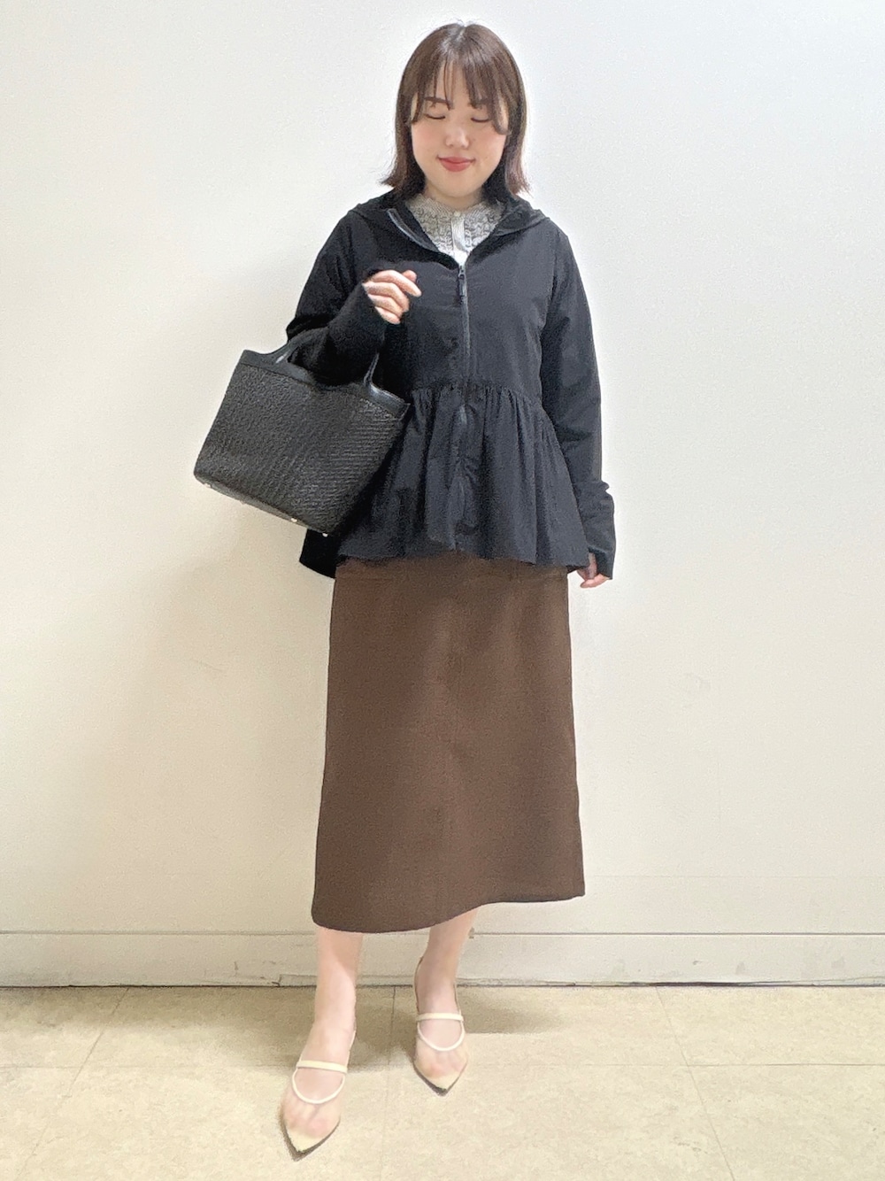 ブラック系のブルゾン、ブラック系のシャツ/ブラウス、ブラウン系のスカートを着用したレディースの春コーディネートの1枚目の写真