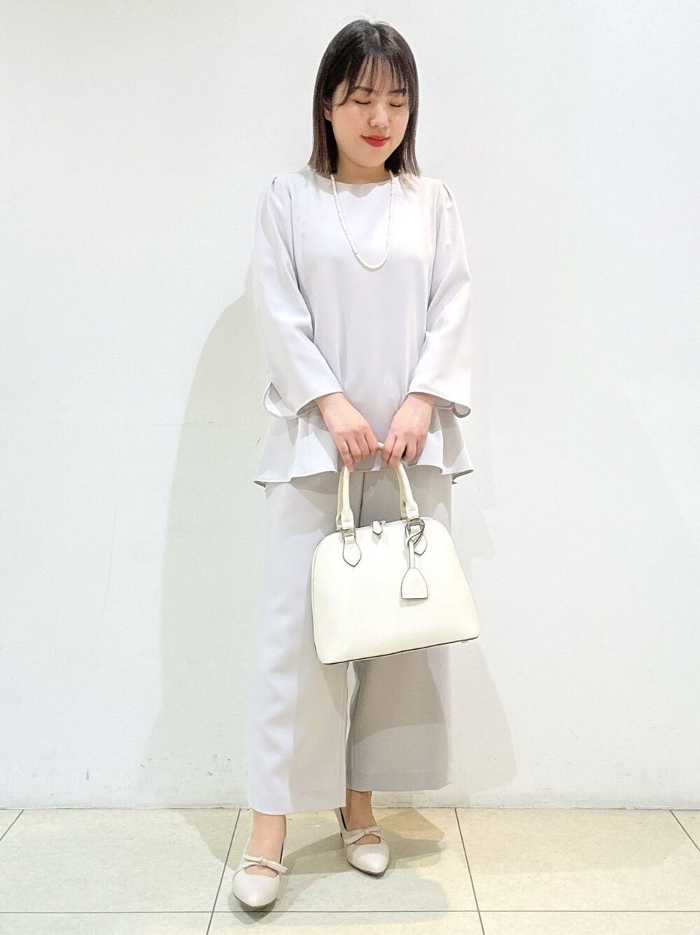 グレー系のシャツ/ブラウス、グレー系のその他パンツ、ベージュ系のパンプスを着用したレディースの冬コーディネートの1枚目の写真