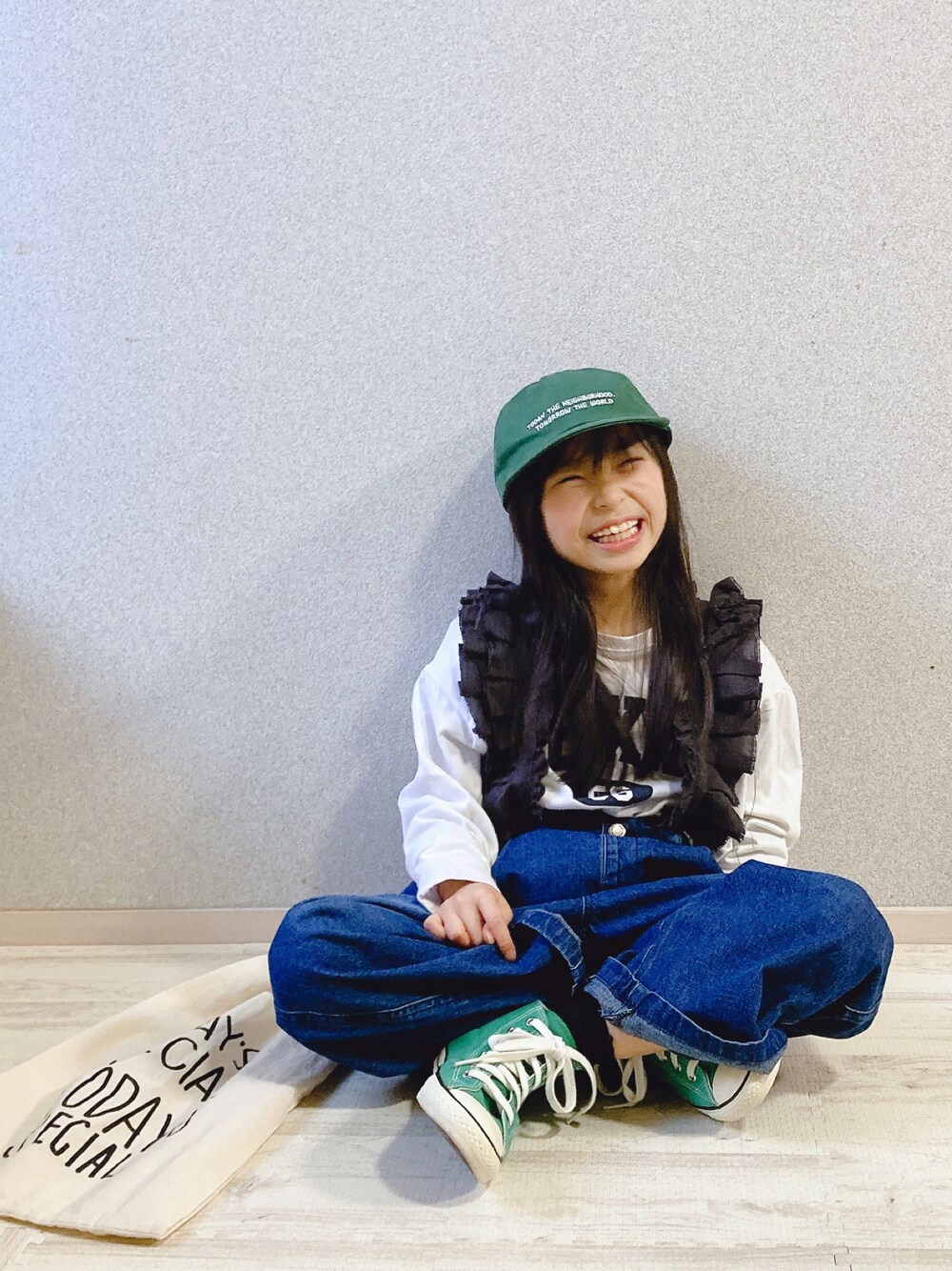 「グリーン、サロペット、春コーデ、カジュアル、ワイドパンツ、コンバース、スニーカー、キャップ、プリントT、プチプラ、UNIQLO、マーキーズ(MARKEY'S)、サスペンダー」｜「UNIQLOのアイテム（キャップ、グリーン系）」を使った、uranさん（キッズ・123cm）の冬コーディネートの1枚目の写真