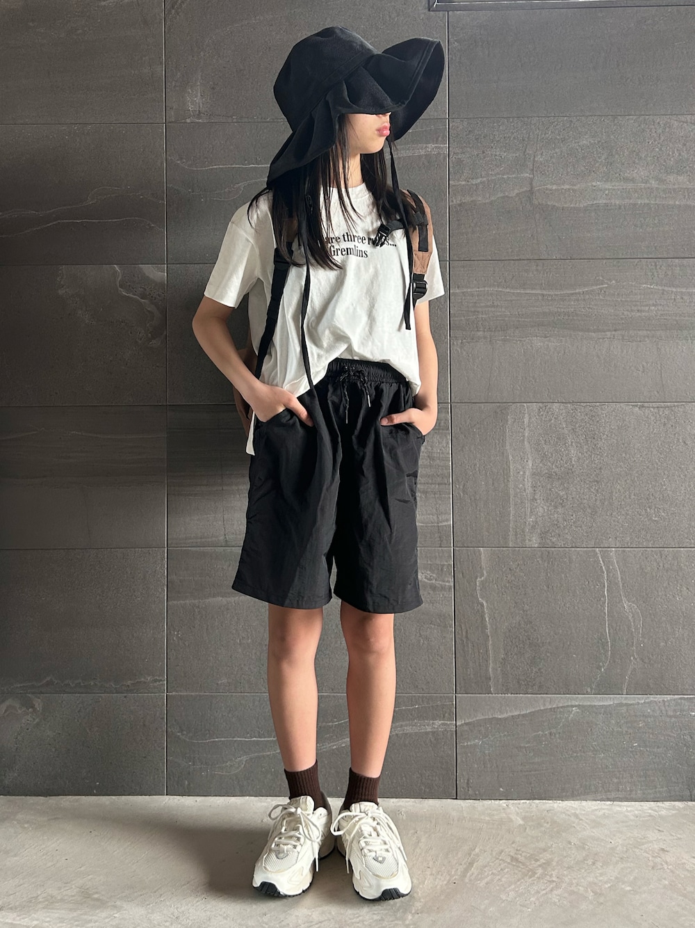 「夏ルックで気分アップ、ロゴT、白Tシャツ、ハーフパンツ、アウトドアスタイル、フリル、キャラT、スニーカー、モノトーン、リュック、シンプルコーデ、お出かけコーデ、フェススタイル」｜「CIAOPANIC TYPYの【UV】たためるジュートフリルHAT（ハット、ブラック系）」を使った、uranさん（骨格ウェーブ・キッズ・144cm）の夏コーディネートの1枚目の写真