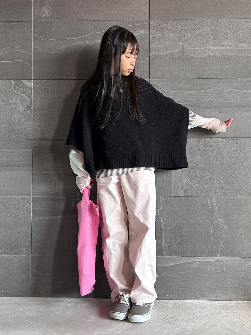 ブラック系のベスト、ホワイト系のTシャツ/カットソー、ピンク系のデニムパンツを着用したキッズの冬コーディネートの1枚目の写真