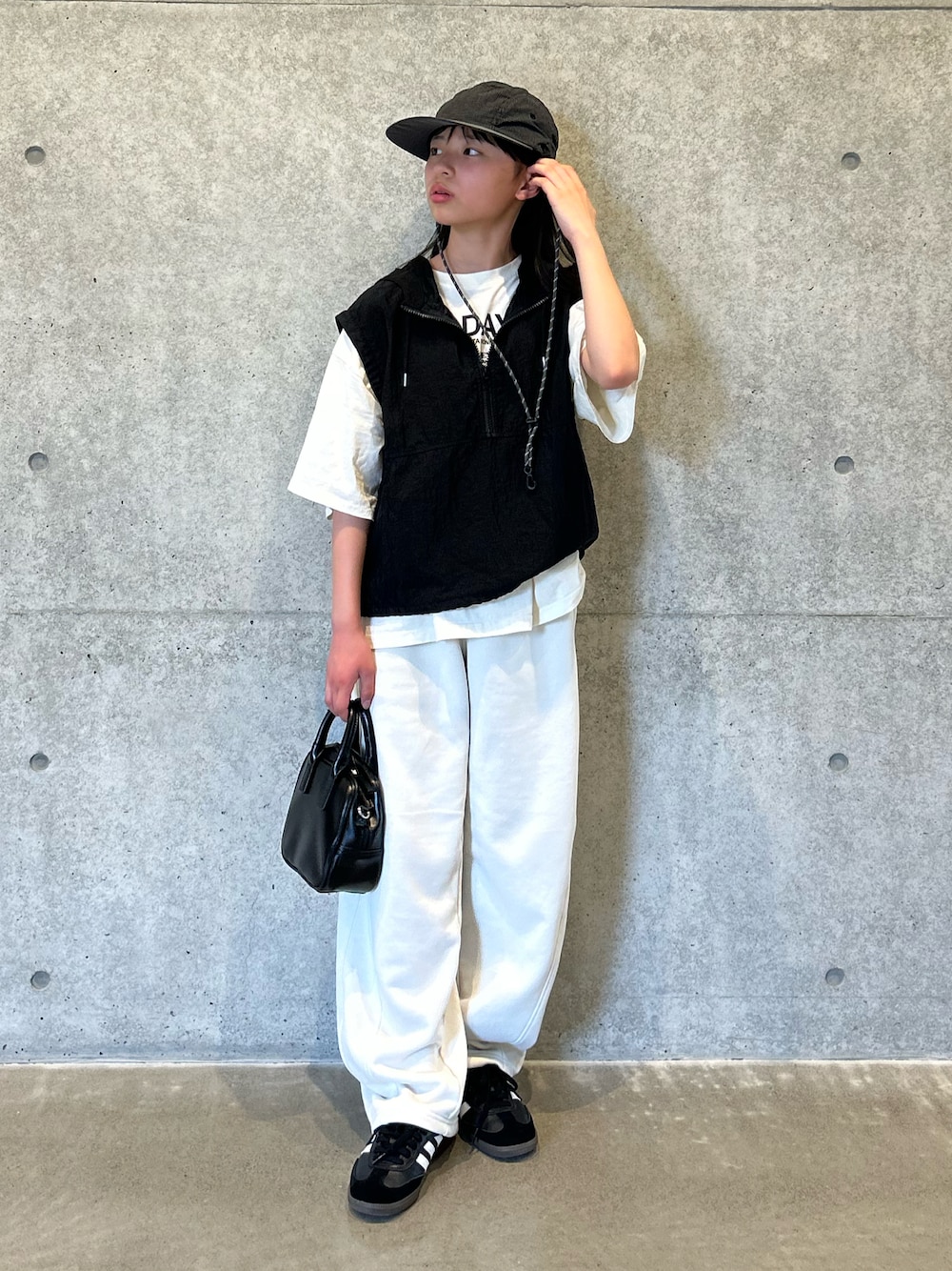 「レイヤードスタイル、ベスト、アノラックパーカー、スニーカー、スウェットパンツ、Tシャツ、キャップ、ロゴT、モノトーン、シティガール、大人カジュアル、きれいめカジュアル、ジェットキャップ」｜「Life Support Productsの【COTTON from U.S.A】ビッグシルエットフォトプリントTシャツ（Tシャツ/カットソー、ホワイト系）」を使った、uranさん（キッズ・144cm）の春コーディネートの1枚目の写真
