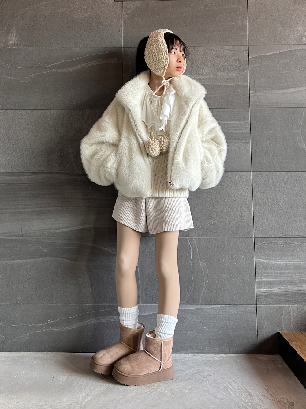 ホワイト系のブルゾン、ホワイト系のニット/セーター、ホワイト系のTシャツ/カットソーを着用したキッズの冬コーディネートの1枚目の写真