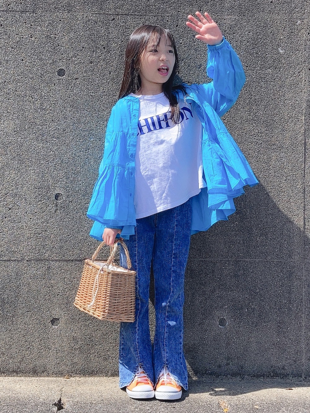 「春服、プチプラ、休日スタイル、ビタミンカラー、デニム、ブルー、シャツスタイル、ロゴT、かごバッグ、スニーカー、白Tシャツ、シンプルコーデ、カジュアル、フレアパンツ」｜「coca（coca）のキッズ 親子お揃いティアードガーゼブラウス（シャツ/ブラウス、ブルー系）」を使った、uranさん（キッズ・123cm）の春コーディネートの1枚目の写真