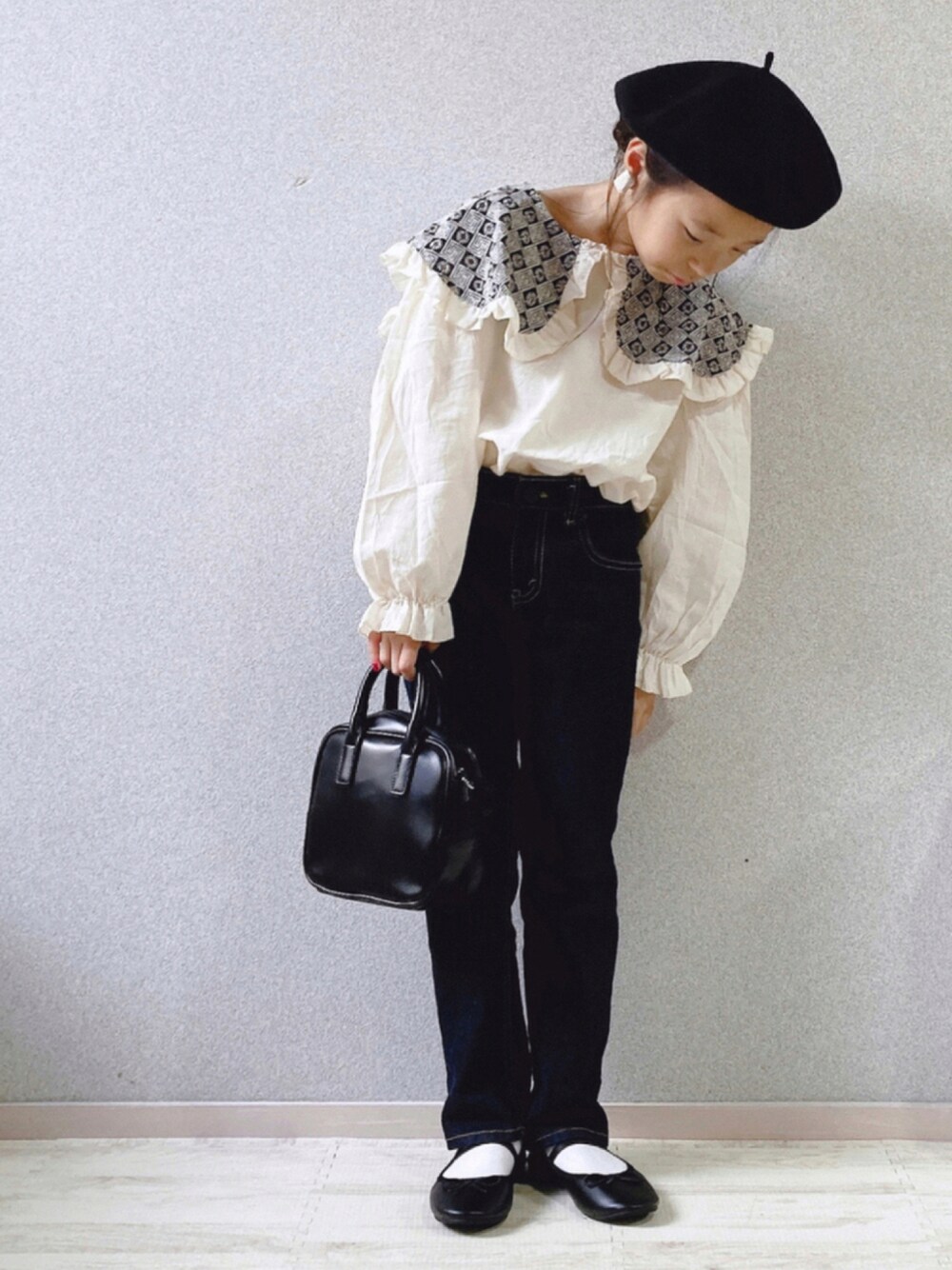 ホワイト系のシャツ/ブラウス、ブルー系のデニムパンツ、ブラック系のショルダーバッグを着用したキッズの秋コーディネートの1枚目の写真