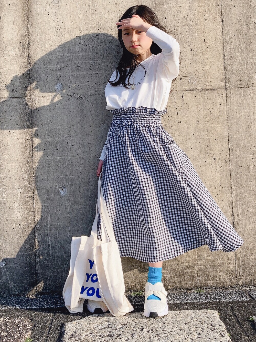 「春服みてみて、スカート、ギンガムチェック、カラーソックス、トートバッグ、タックイン、ロンT、GU、プチプラ、モノトーン、春コーデ、lulpini、lulpiniアンバサダー、Pierrot、ピエロアンバサダー」｜「lulpiniのkids コットンロングスリーブロゴTシャツ（Tシャツ/カットソー、ホワイト系）」を使った、uranさん（キッズ・123cm）の春コーディネートの1枚目の写真