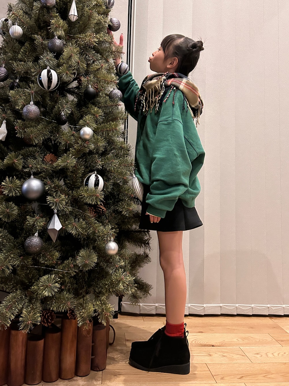 グリーン系のスウェット、その他のパンツ、その他のポスター/アートを着用したキッズの冬コーディネートの1枚目の写真