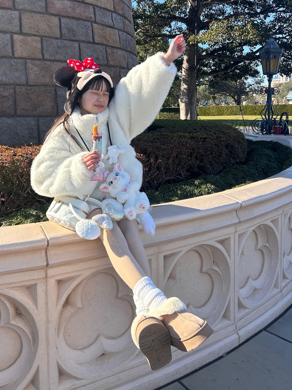 ホワイト系のブルゾン、ホワイト系のスカート、ベージュ系のブーツを着用したキッズの冬コーディネートの1枚目の写真