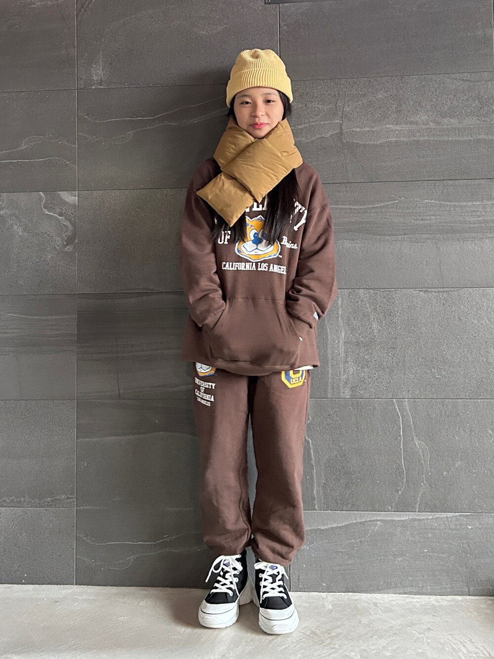 「ニット帽、ワントーンコーデ、ブラウン、スウェット、パーカー、スウェットパンツ、マフラー、厚底シューズ、スニーカー、UCLA、セットアップ、ゆるコーデ、ラクチンコーデ」｜「ANTIBALのANTIBAL/アンティバル キッズ パーカー DESI 234AN3PK027（パーカー、ブラウン系）」を使った、uranさん（キッズ・140cm）の冬コーディネートの1枚目の写真