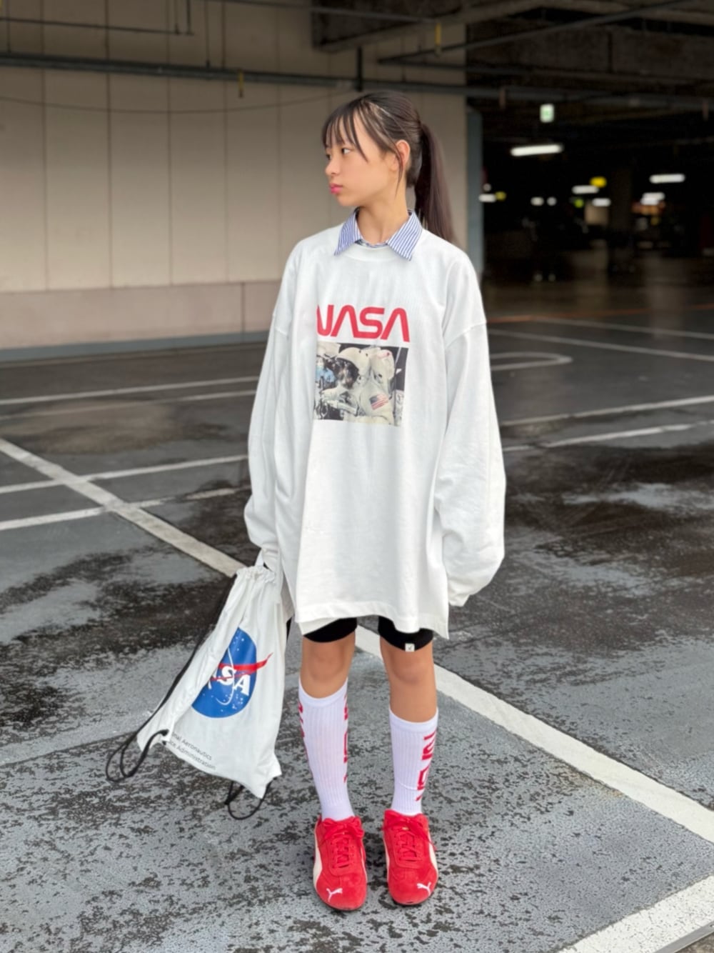 ホワイト系のTシャツ/カットソー、ホワイト系のバックパック/リュック、レッド系のスニーカーを着用したキッズの秋コーディネートの1枚目の写真