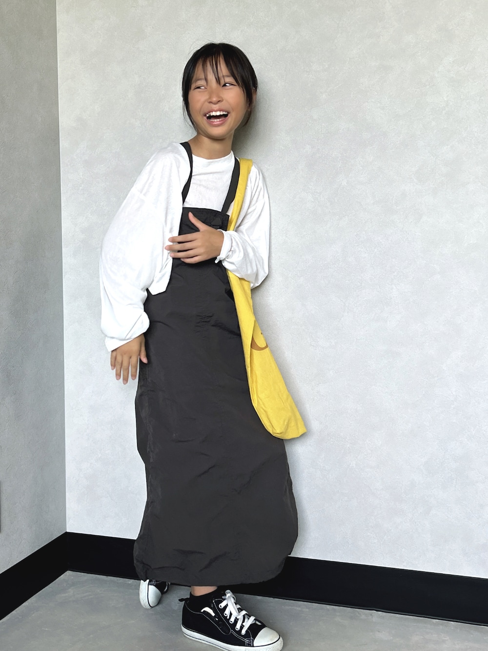 「アツいコーデ全部見せ、休日スタイル、スニーカー、シンプルコーデ、お出かけコーデ、ワンピース、ジャンスカ、トートバッグ、夏セールで買いました、シアーシャツ、シアートップス、ロンT、秋服準備はじめました、ロングスカート」｜「CIAOPANIC TYPYの【KIDS】ワッシャーナイロンパラシュートジャンスカ（ジャンパースカート、グレー系）」を使った、uranさん（骨格ナチュラル・キッズ・129cm）の夏コーディネートの1枚目の写真