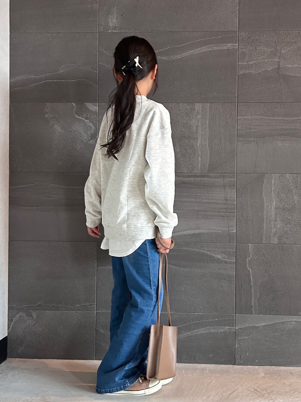 ベージュ系のスウェット、ブルー系のその他パンツ、ブラック系のその他ヘアアクセサリーを着用したキッズの秋コーディネートの1枚目の写真