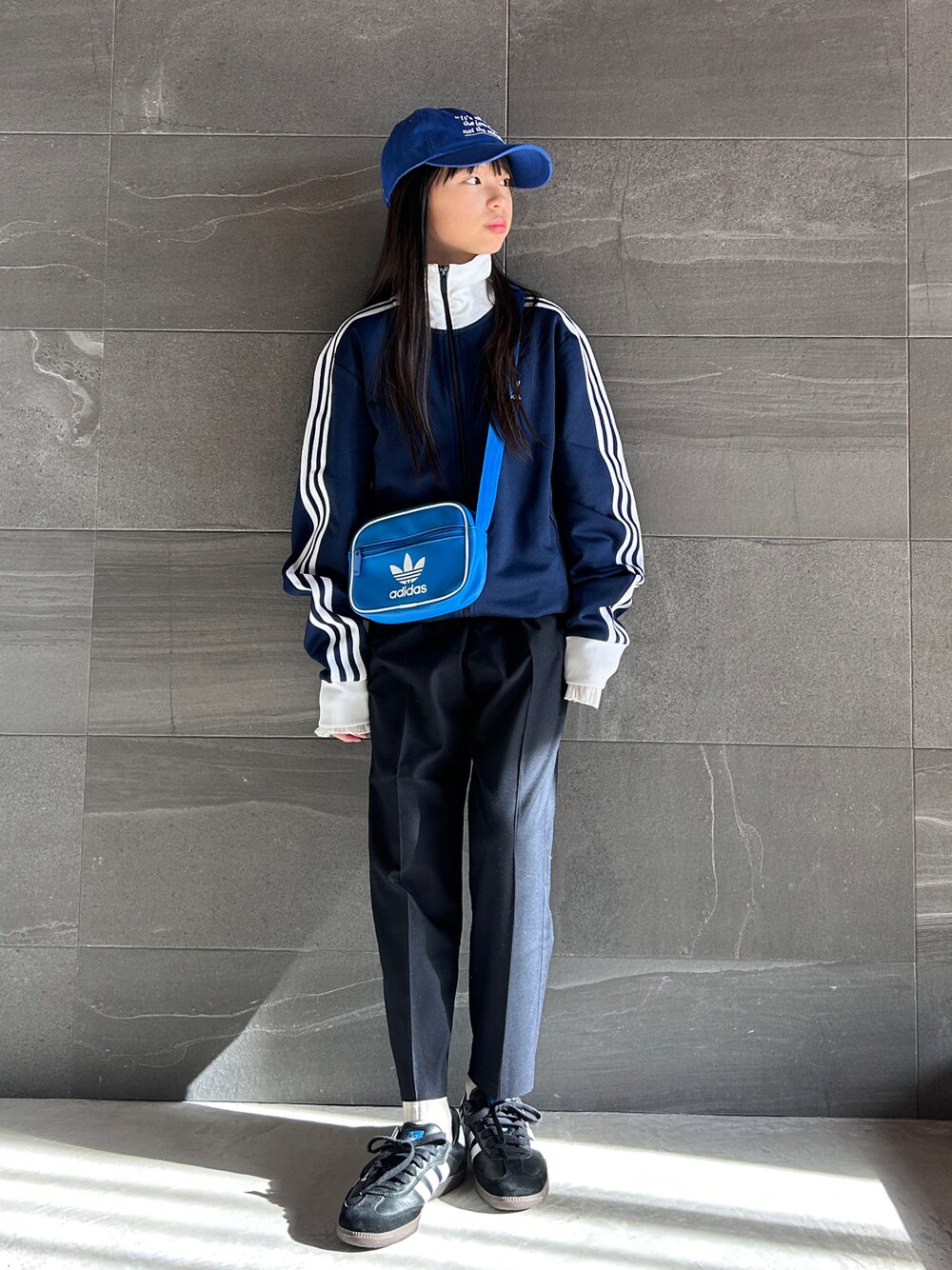 「マイベストコーデ2024、adidas、トラックジャケット、ショルダーバッグ、キャップ、ワントーンコーデ、スニーカー、大人カジュアル、スポーツミックス、シンプルコーデ、テーパードパンツ」｜「FREAK'S STOREのadidas/アディダス BECKENBAUER TRACKTOP/アディカラー クラシックス ベッケンバウアー トラックトップ（ジャージ）（ジャージ、ブルー系）」を使った、uranさん（キッズ・140cm）の冬コーディネートの1枚目の写真