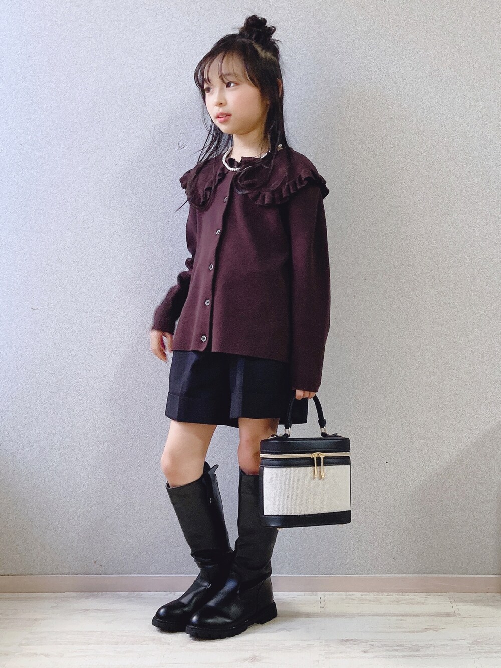「チョコ色に染まれ、ハーフパンツ、ショートパンツ、バニティバッグ、GU、ブーツ、ブラウン、ブラウンコーデ、しまむら、ブラウン色に染まれ、ロングブーツ、プチプラ」｜「LOWRYS FARMのフリルカラーニットＬＳ　215142（ニット/セーター、ブラウン系）」を使った、uranさん（キッズ・123cm）の冬コーディネートの1枚目の写真