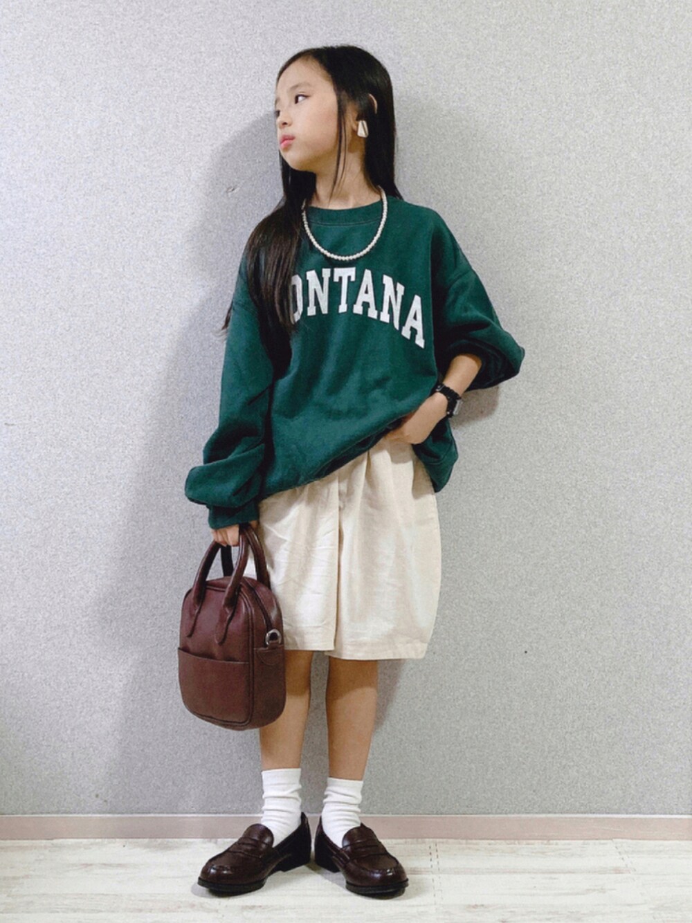 「スウェット、グリーン、ローファー、大人カジュアル、ハーフパンツ、ロゴスウェット、プチプラ、韓国子供服、スクエアバッグ、MARKEYS、秋服準備はじめました、秋コーデ、休日スタイル」｜「Ocean&Groundのカレッジロゴビッグスウェット（80～140cm）（スウェット、グリーン系）」を使った、uranさん（キッズ・122cm）の秋コーディネートの1枚目の写真