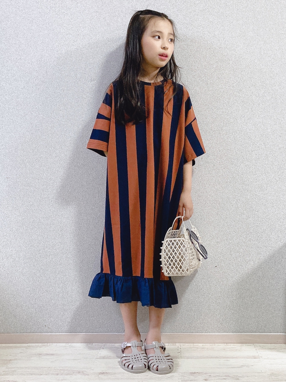 「夏コーデ、キッズファッション、サンダル、ワンピース、しましま、ストライプ、休日スタイル、グルカサンダル、meduse、かごバッグ、サングラス、ブラウン」｜「LOWRYS FARMのカットストライプワンピース　285945（ワンピース、ブルー系）」を使った、uranさん（キッズ・124cm）の夏コーディネートの1枚目の写真