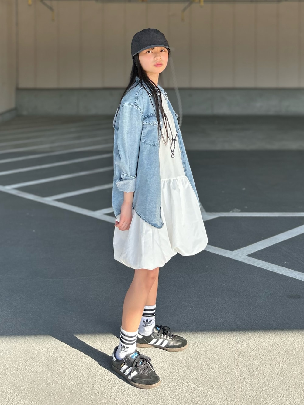 「レイヤードスタイル、ワンピース、バルーン、デニムシャツ、キャップ、JDB、スニーカー、adidas、お出かけコーデ」｜「jdbase_capのアイテム（キャップ、ブラック系）」を使った、uranさん（キッズ・144cm）の春コーディネートの1枚目の写真