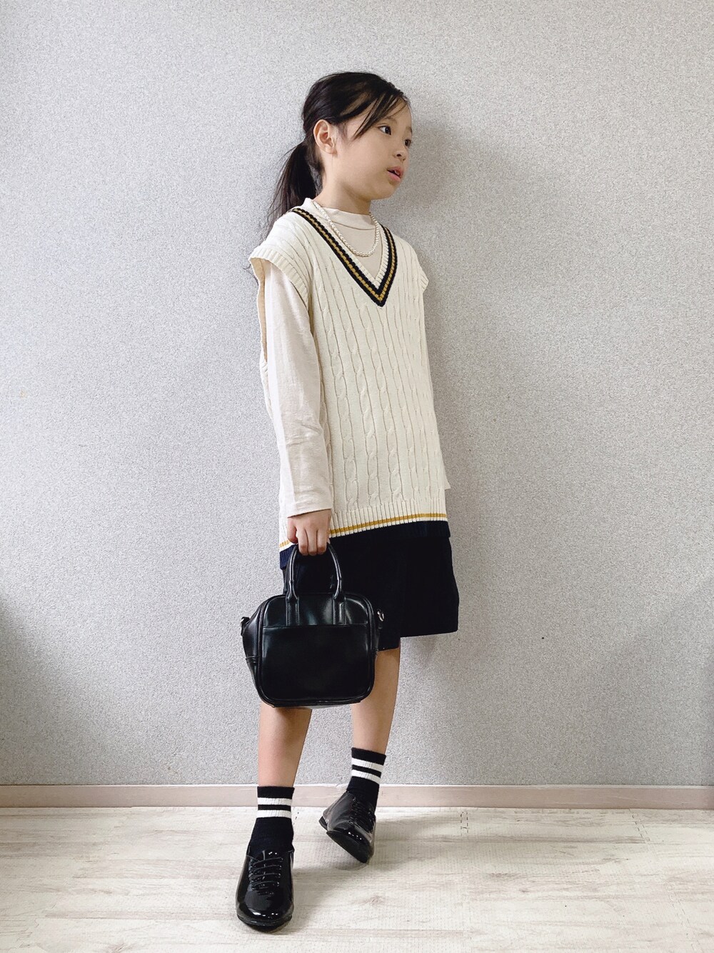 「シンプルコーデ、ハーフパンツ、モノトーン、ハイネック、ネックレス、ニットベスト、ベスト、プチプラ、UNIQLO、ラインソックス、オーバーサイズ、チルデンニット、レイヤードスタイル、ビッグシルエット、レースアップシューズ」｜「Robe_bebe'のアイテム（Tシャツ/カットソー、その他）」を使った、uranさん（キッズ・127cm）の秋コーディネートの1枚目の写真
