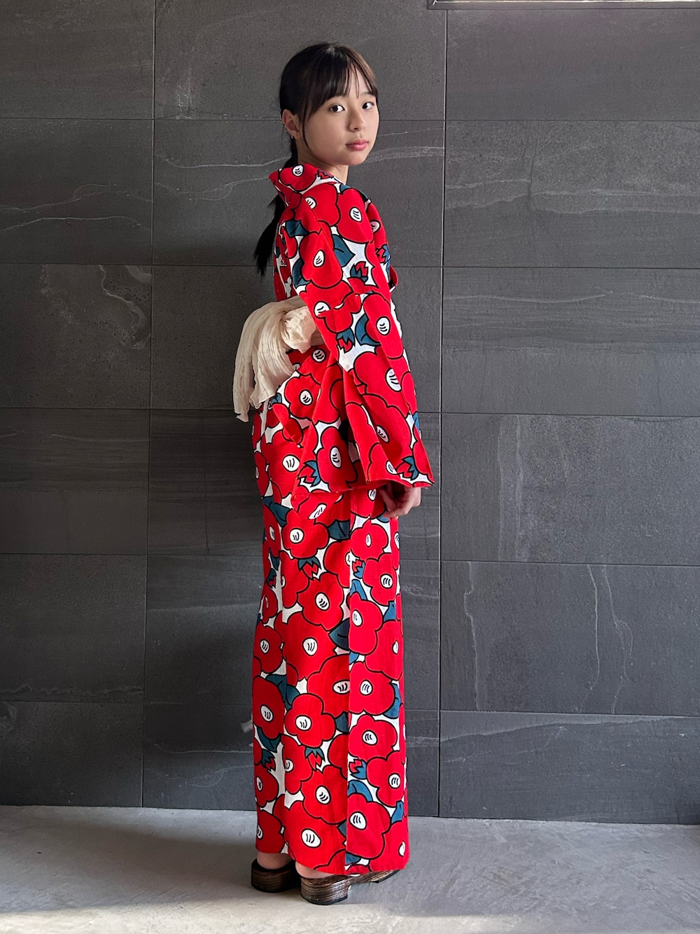 レッド系の浴衣、シルバー系のバレッタ/ヘアクリップを着用したキッズの夏コーディネートの1枚目の写真