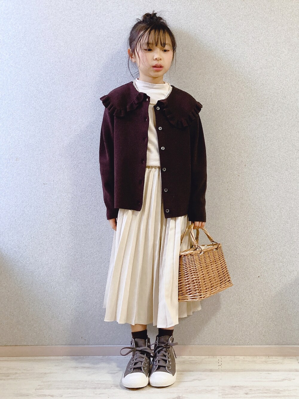 「チョコ色に染まれ、休日スタイル、冬コーデ、小学生、スカート、カラーニット、レイヤードスタイル、コンバース、かごバッグ、ロングスカート、lulpiniアンバサダー」｜「LOWRYS FARMのフリルカラーニットＬＳ　215142（ニット/セーター、ブラウン系）」を使った、uranさん（キッズ・123cm）の冬コーディネートの1枚目の写真
