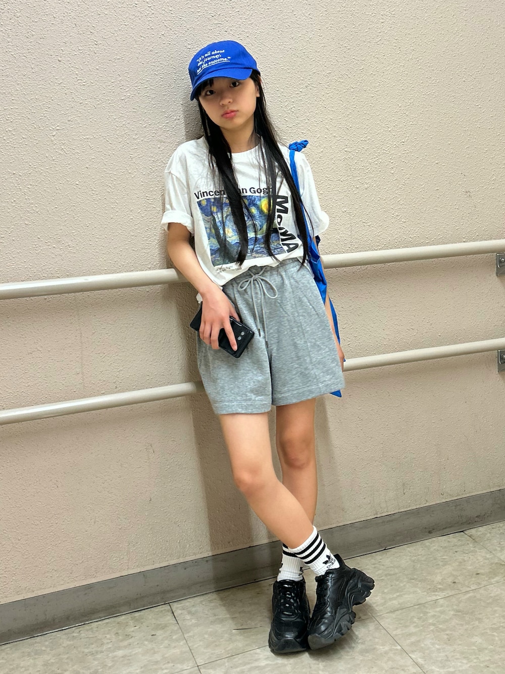 「夏コーデ、白Tシャツ、ロゴT、プチプラ、シンプルコーデ、カジュアルコーデ、ハーフパンツ、スニーカー、Tシャツ、フェススタイル、お出かけコーデ、キャップ、スウェットパンツ」｜「UNIQLOのアイテム（Tシャツ/カットソー、ホワイト系）」を使った、uranさん（キッズ・144cm）の夏コーディネートの1枚目の写真