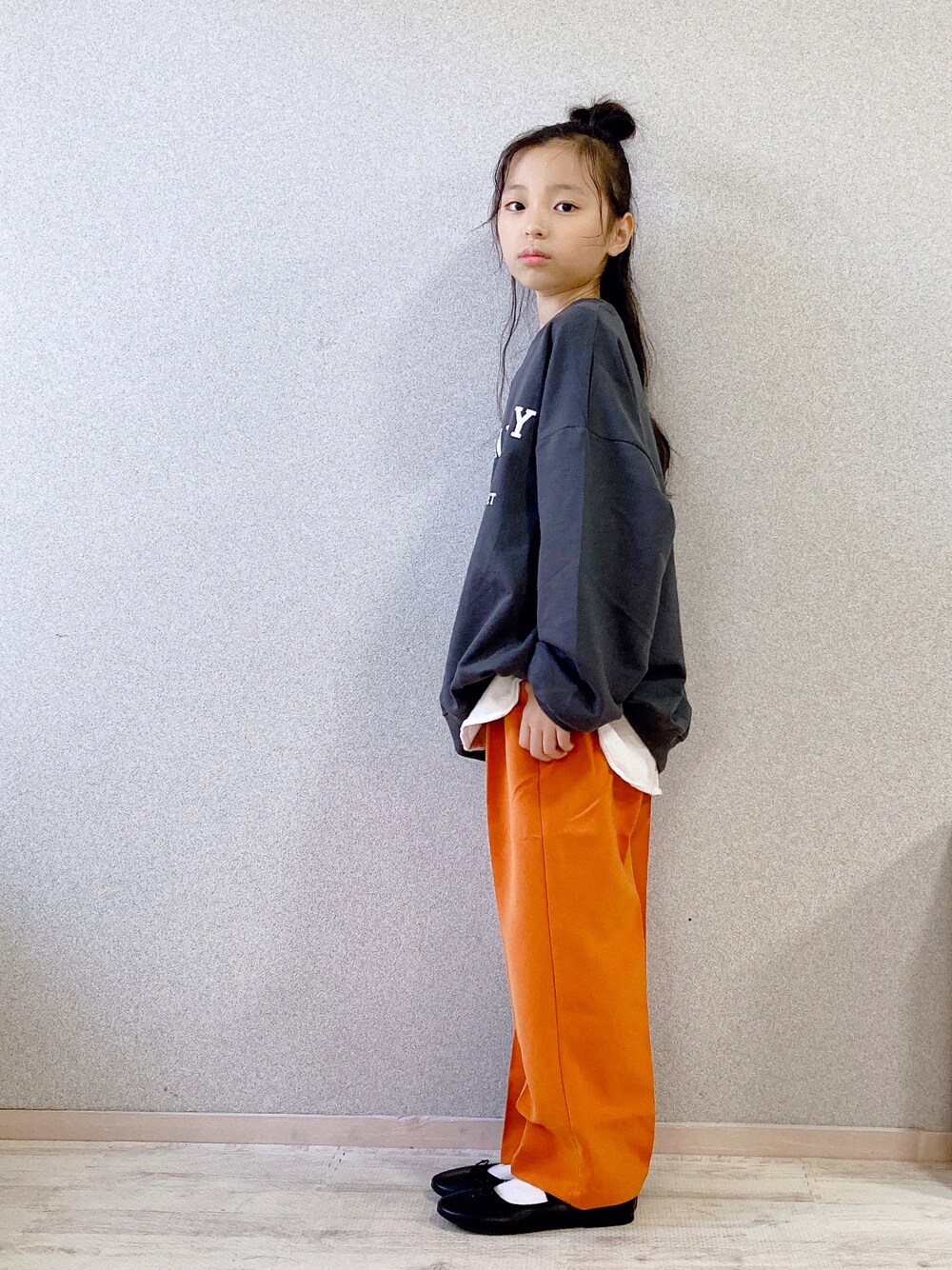 「休日スタイル、カジュアルコーデ、秋コーデ、プチプラ、韓国子供服、カラーパンツ、大人カジュアル、バレエシューズ、レイヤードスタイル」｜「Robe_bebe’のアイテム（スウェット、グレー系）」を使った、uranさん（キッズ・127cm）の秋コーディネートの1枚目の写真