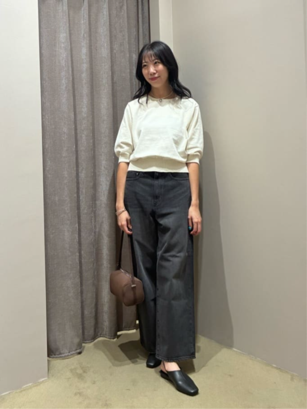 その他のデニムパンツ、ブラック系のその他シューズ、ブラウン系のトートバッグを着用したレディースの秋コーディネートの1枚目の写真