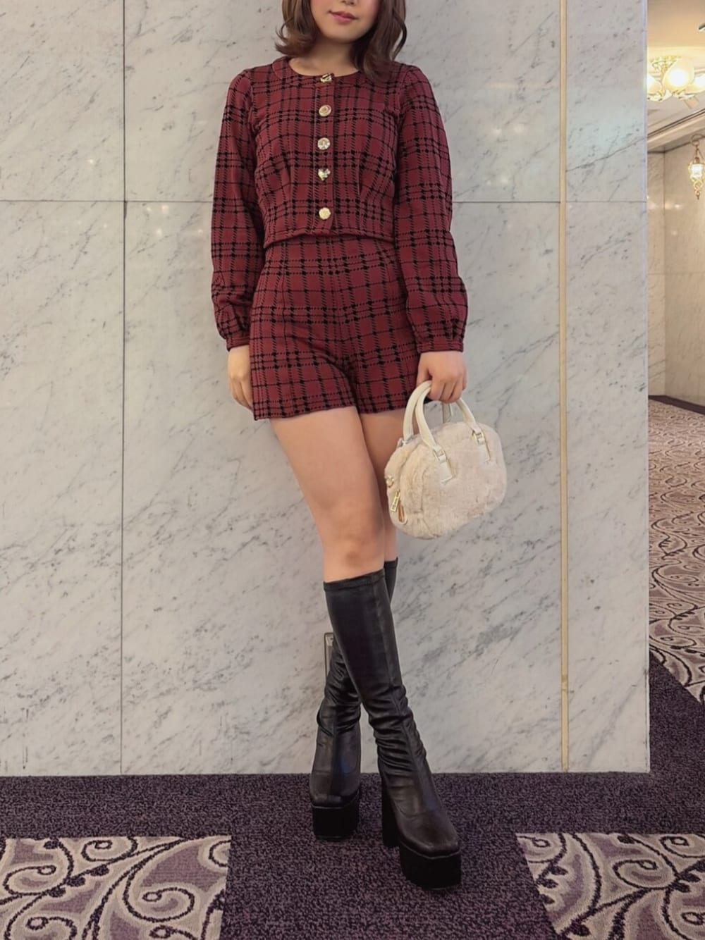 レッド系のその他トップス、レッド系のその他パンツ、その他のブーツを着用したレディースの秋コーディネートの1枚目の写真