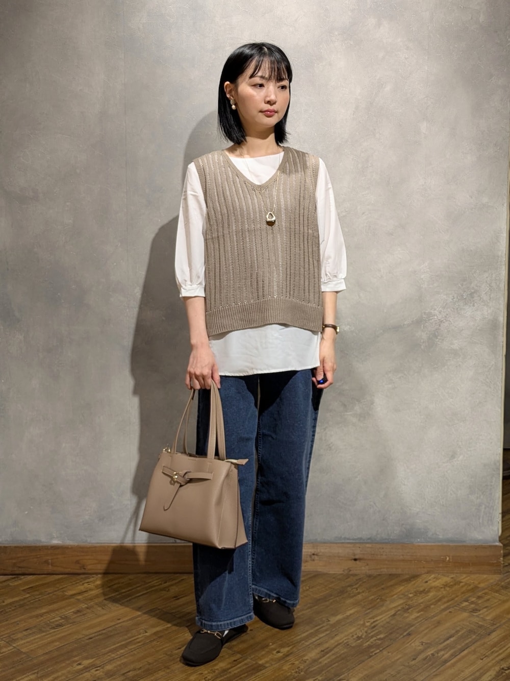 ブルー系のデニムパンツ、ブラウン系のその他シューズ、ベージュ系のトートバッグを着用したレディースの夏コーディネートの1枚目の写真