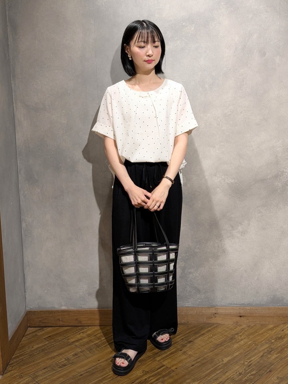 ホワイト系のシャツ/ブラウス、ブラック系のその他パンツ、ブラック系のトートバッグを着用したレディースの夏コーディネートの1枚目の写真