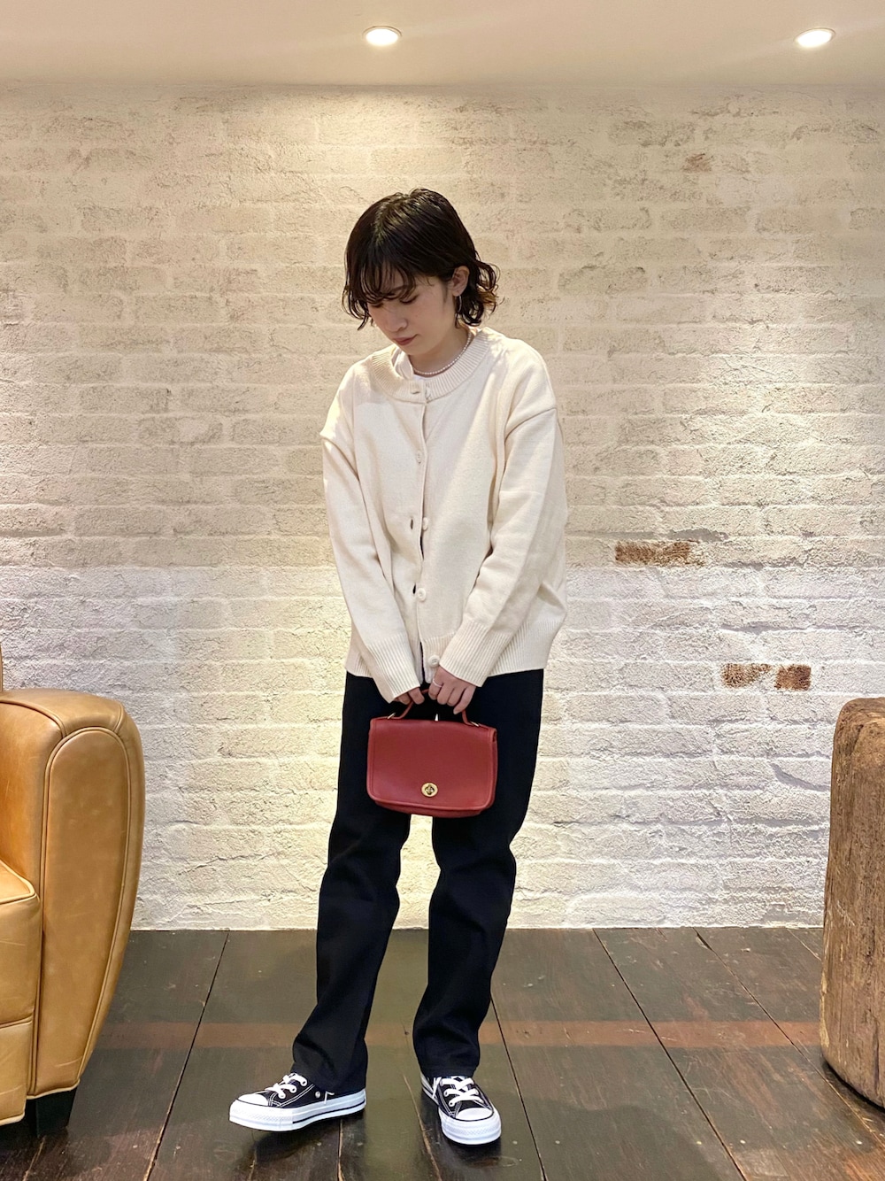 ショルダーバッグを使った「オールドコーチ」の人気ファッション