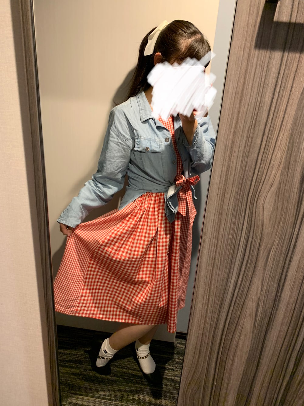「60’s、60s、60年代ファッション、チェックワンピース、赤チェック、デニムシャツ、パンプス、ポニーテール、ポニーテール＋リボン」｜「デニムシャツ（シャツ/ブラウス、ブルー系）」を使った、asami*さん（骨格ナチュラル・レディース・161cm）の秋コーディネートの1枚目の写真