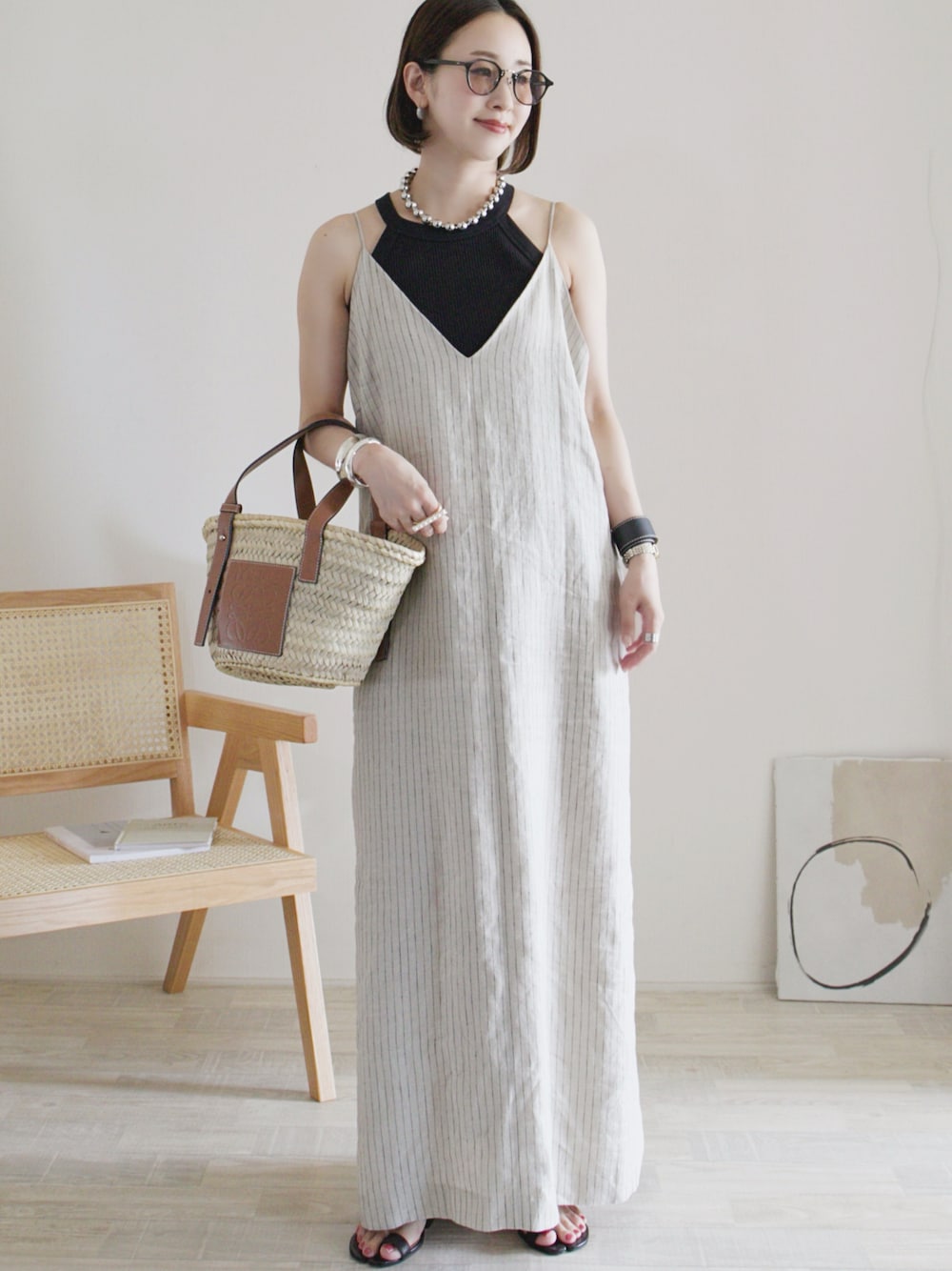 「SLOBE IENA、UNIQLO、アメスリ、キャミワンピ、ワンピース、Maison Margiela、LOEWE、夏コーデ、お出かけコーデ、休日スタイル、大人カジュアル、きれいめカジュアル、メガネ女子、サングラス、カラーレンズ」｜「SLOBE IENAのリネンIラインキャミワンピース（ワンピース、ベージュ系）」を使った、陽さん（レディース・156cm）の夏コーディネートの1枚目の写真