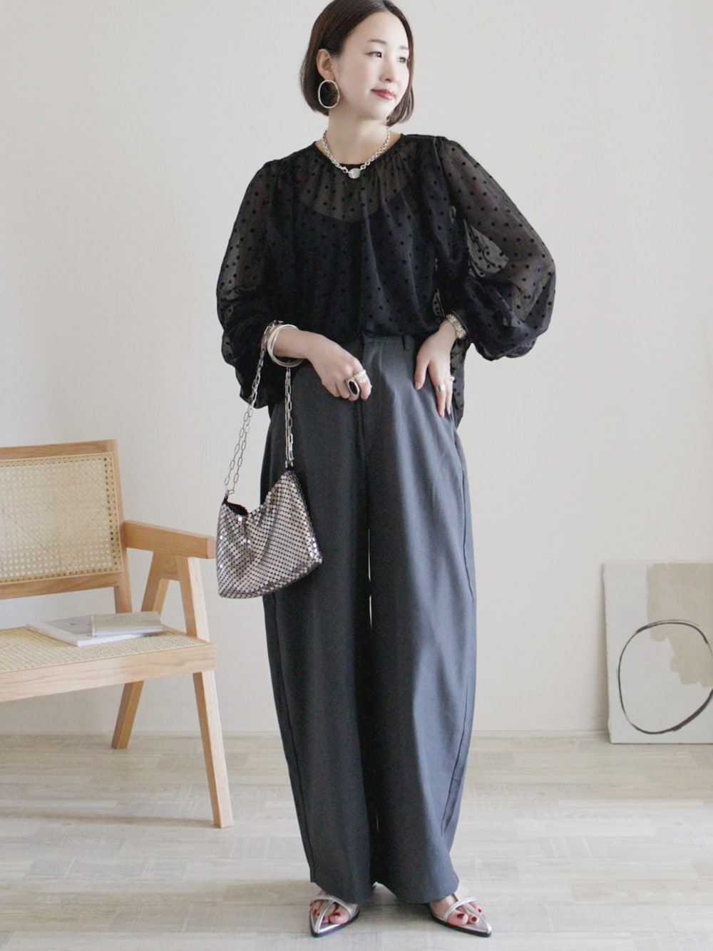 ブラック系のシャツ/ブラウス、グレー系のその他パンツ、グレー系のハンドバッグを着用したレディースの夏コーディネートの1枚目の写真