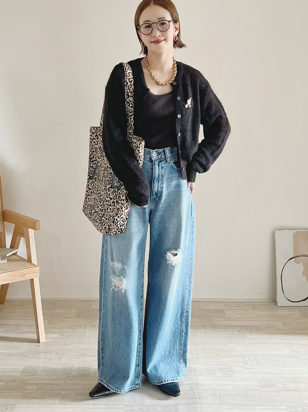 「coen、journal standard、カーディガン、秋服まるっと大公開、モヘアニット、シアーニット、デニム、トートバッグ、レオパード、ダメージデニムパンツ、大人カジュアル、メガネ女子、PR、骨格ナチュラル、骨格ストレート」｜「coenのシアーモヘアミックスカーディガン（カーディガン/ボレロ、ブラック系）」を使った、陽さん（レディース・156cm）の秋コーディネートの1枚目の写真