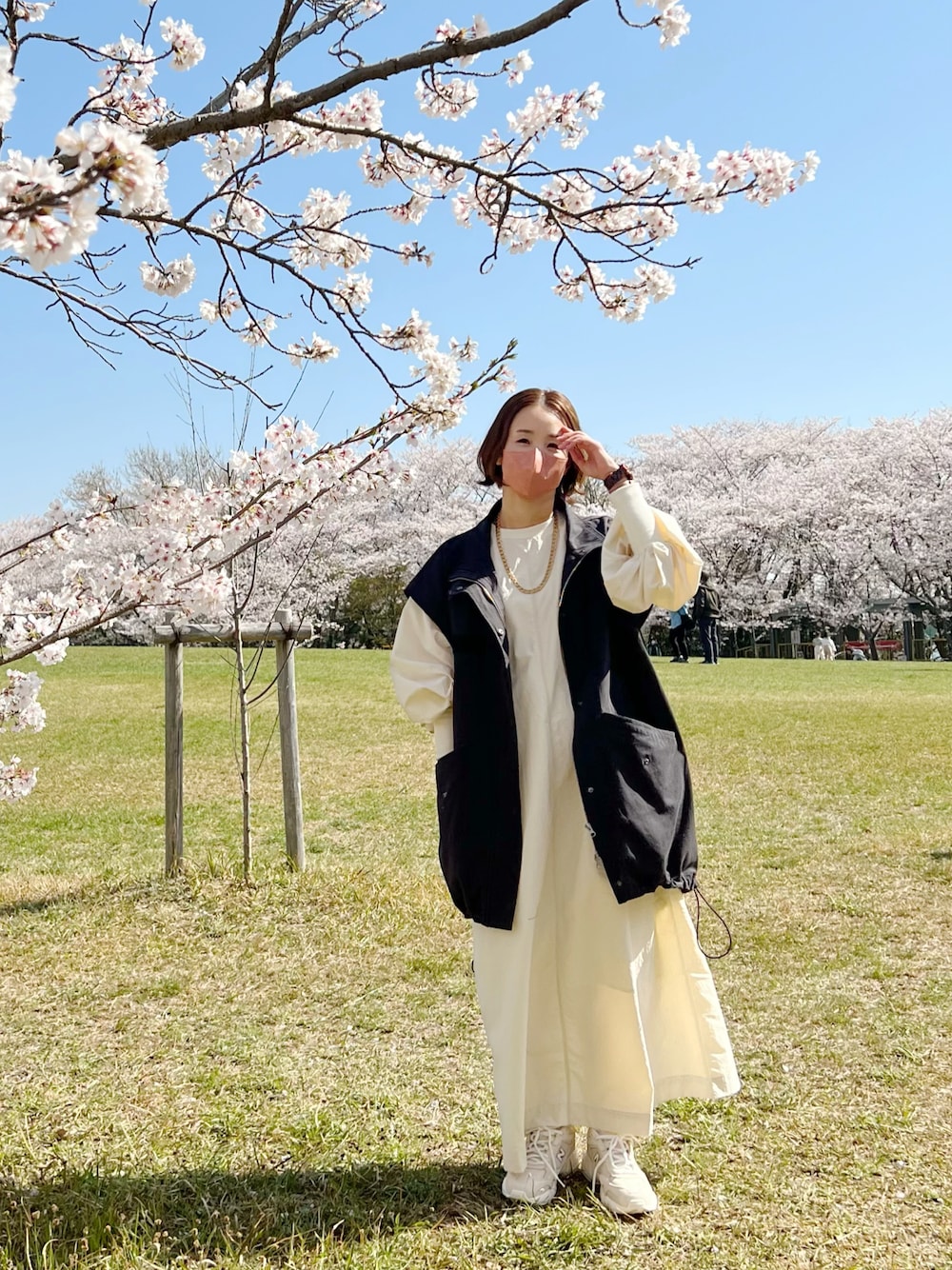 「LOWRYS FARM、JEANASiS、New Balance、スニーカー、スニーカーコーデ、スニーカー女子、桜、お花見、ワンピース、ベスト、レイヤードスタイル、ミリタリージャケット、いまどきジャケット写真、大人かわいい」｜「LOWRYS FARMのシャカシャカソデパフワンピース　185829（ワンピース、ホワイト系）」を使った、陽さん（レディース・156cm）の春コーディネートの1枚目の写真