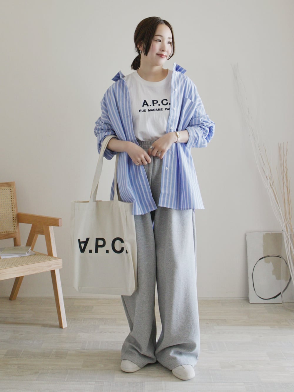 「春めき満開コーデ、ストライプシャツ、シャツスタイル、春コーデ、春色、スウェットパンツ、スニーカー、お出かけコーデ、きれいめカジュアル、大人カジュアル、休日スタイル、骨格ストレート、骨格ナチュラル、40代ファッション、トートバッグ」｜「coca（coca）のタイプライターストライプオーバーシャツ（シャツ/ブラウス、その他）」を使った、陽さん（骨格ナチュラル・レディース・156cm）の春コーディネートの1枚目の写真