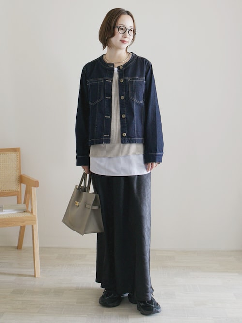 「ikka（イッカ）の【雑誌InRed4月号掲載】ストレッチデニムノーカラーシャウター【親子コーデ】（デニムジャケット）」を使った、陽さん（レディース・156cm）の春コーディネート