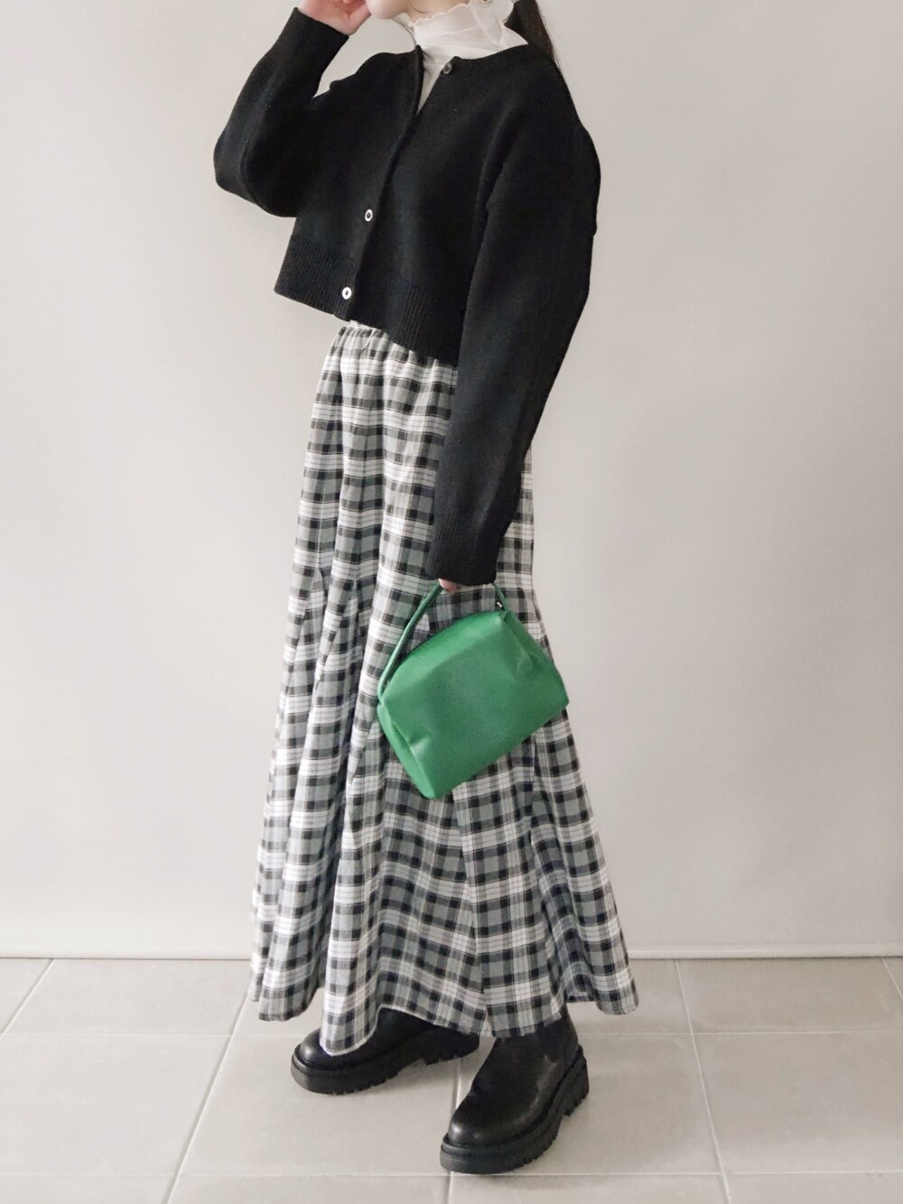 「ANGIE VINTAGE、URBAN RESEARCH、UR Lab.、ショートカーディガン、マーメイドスカート、チェックスカート」｜「UR Lab.のUR Lab.　ルーズクルーネックカーディガン（カーディガン/ボレロ、ブラック系）」を使った、陽さん（レディース・156cm）の冬コーディネートの1枚目の写真