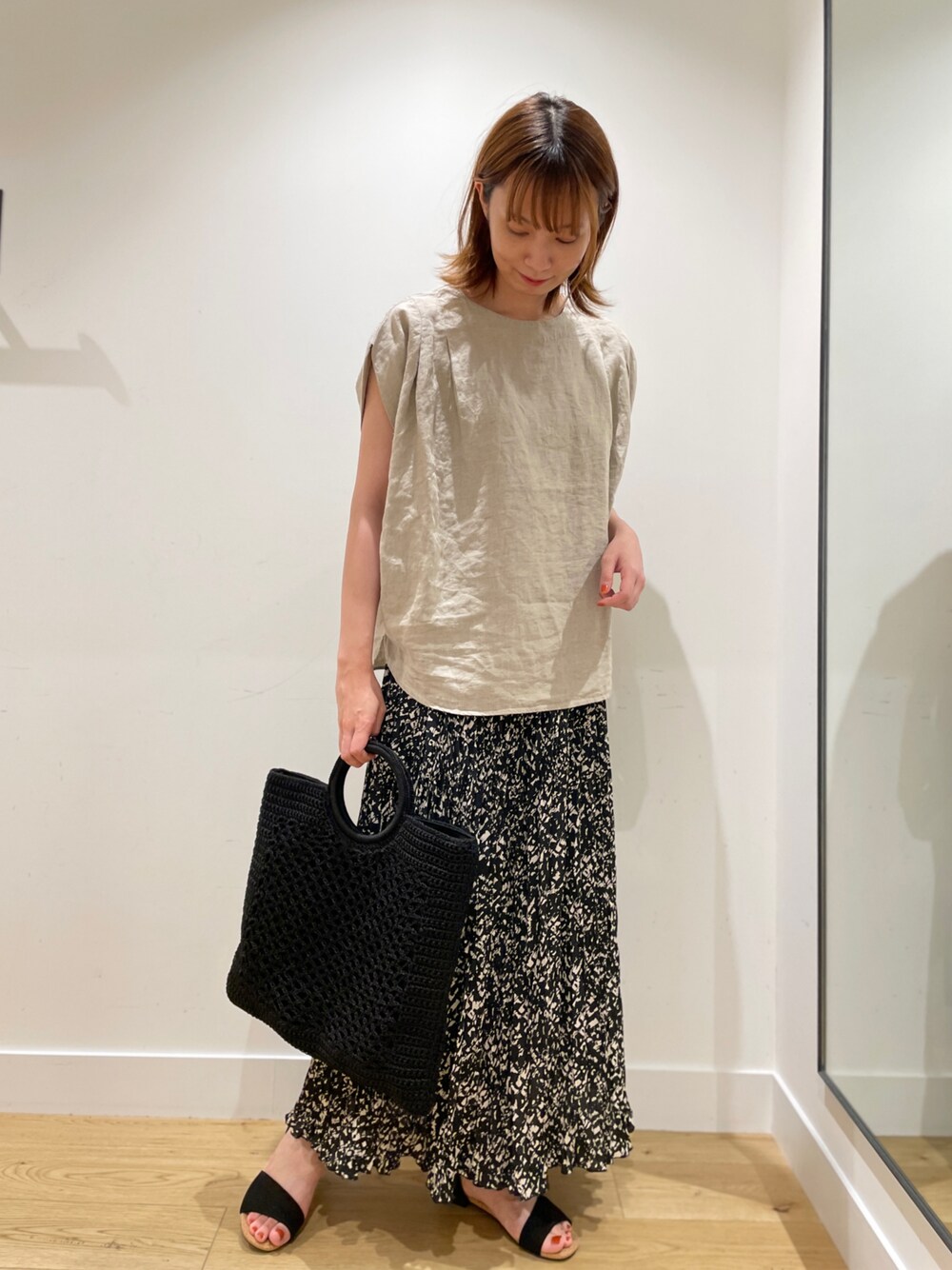「スカート、URBAN RESEARCH、URBAN RESEARCH DOORS、URBAN RESEARCH DOORS WOMENS、アーバンリサーチドアーズ、リネン、プリーツスカート、大人カジュアル、キレイめカジュアル」｜「URBAN RESEARCH DOORSのリネンタックプルオーバーブラウス（シャツ/ブラウス、ベージュ系）」を使った、LISAさん（レディース・161cm）の夏コーディネートの1枚目の写真