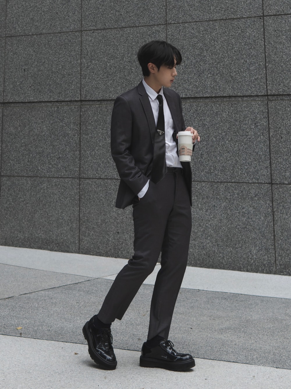 「ootd、エレガント」｜「PRADAのアイテム（ネクタイ、ブラック系）」を使った、Haochanghxxさん（メンズ・165cm）の秋コーディネートの1枚目の写真
