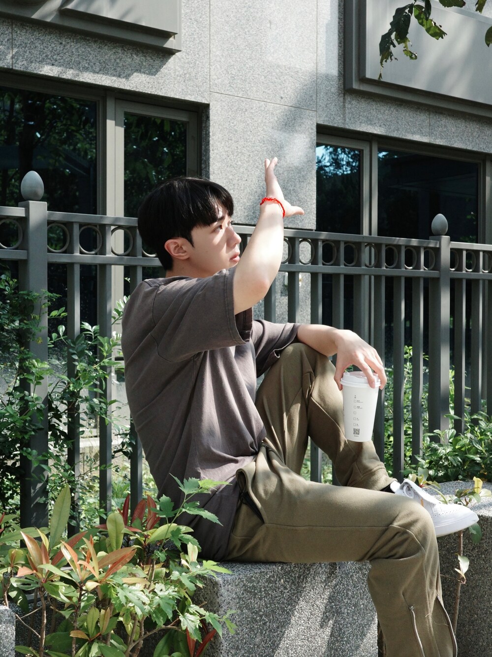 「ootd」｜「PEACEMINUSONEのアイテム（Tシャツ/カットソー、グレー系）」を使った、Haochanghxxさん（メンズ・165cm）の春コーディネートの1枚目の写真