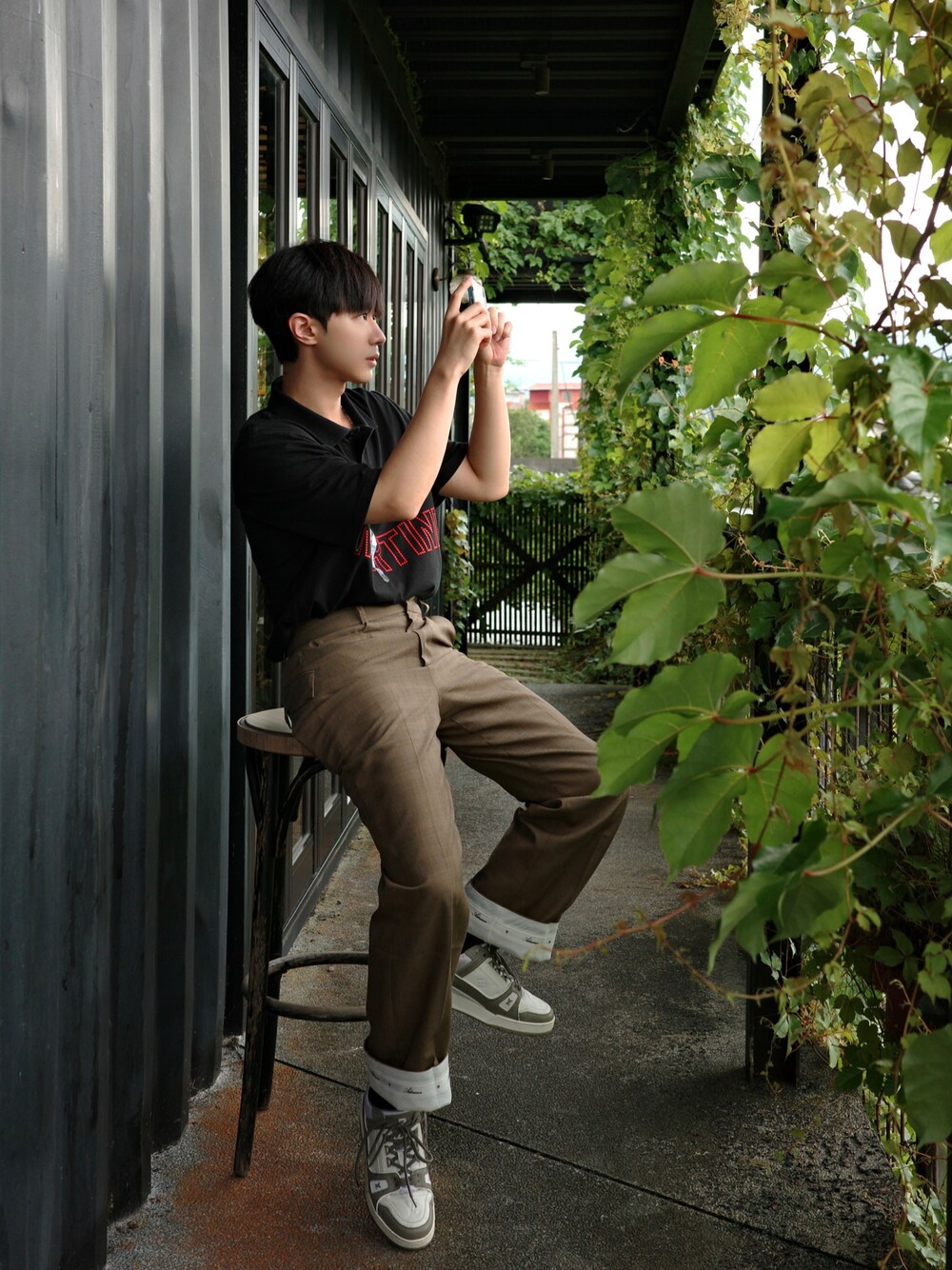 LOUIS VUITTONのスニーカーを使った人気ファッション