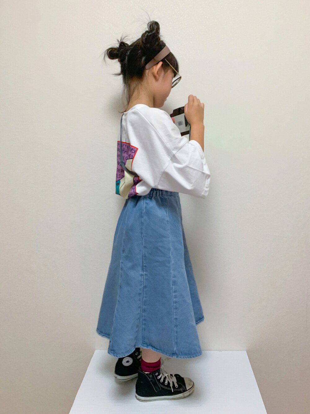 ブルー系のデニムスカート、ホワイト系のTシャツ/カットソー、ブラック系のスニーカーを着用したキッズの夏コーディネートの1枚目の写真