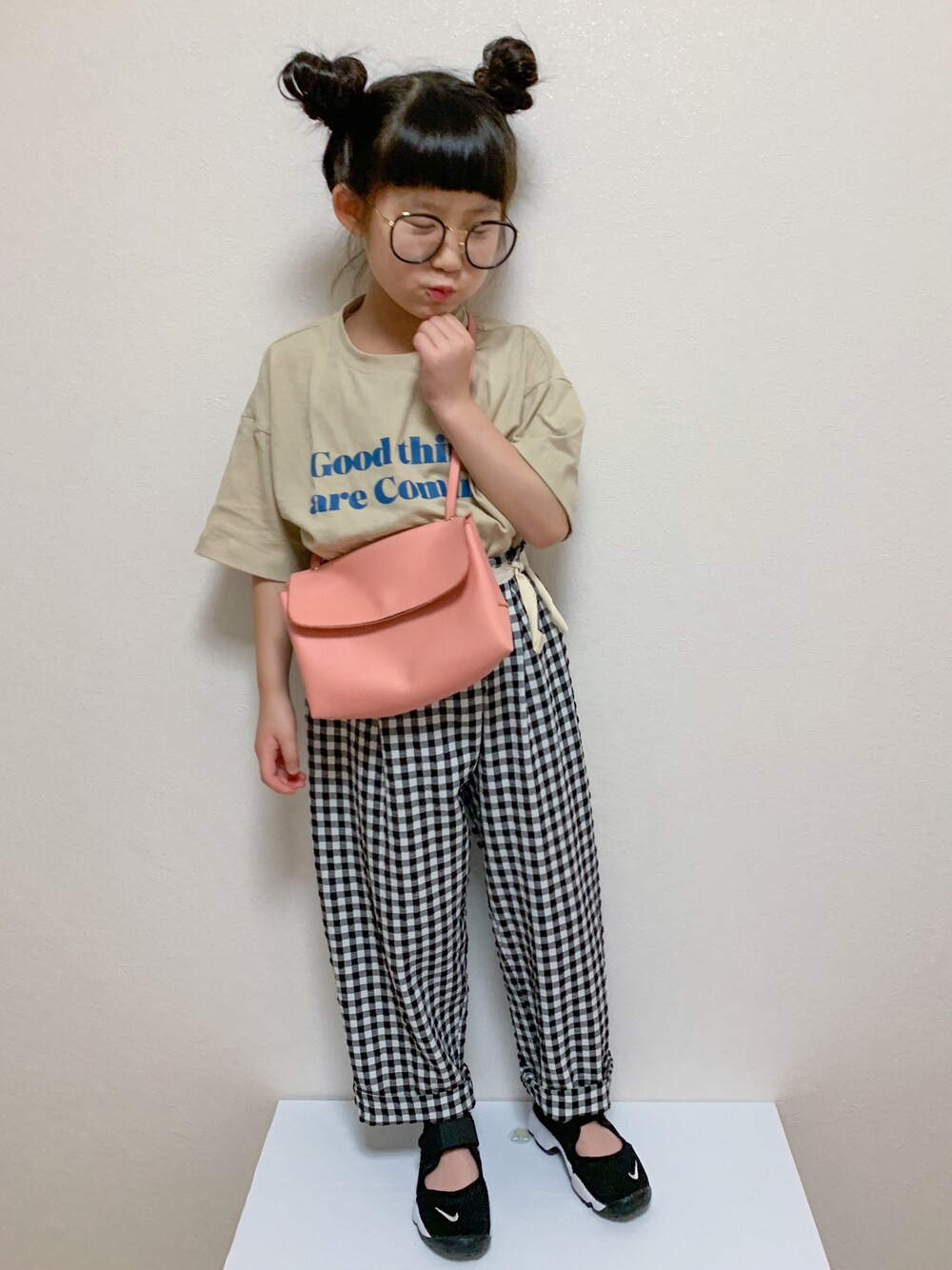 その他のパンツ、ブラック系のサンダル、ベージュ系のTシャツ/カットソーを着用したキッズの夏コーディネートの1枚目の写真