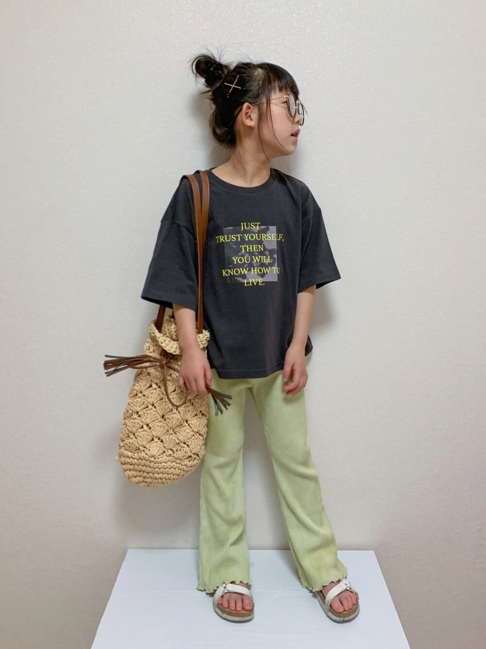 グレー系のTシャツ/カットソー、グリーン系のその他パンツ、その他のその他を着用したキッズの夏コーディネートの1枚目の写真