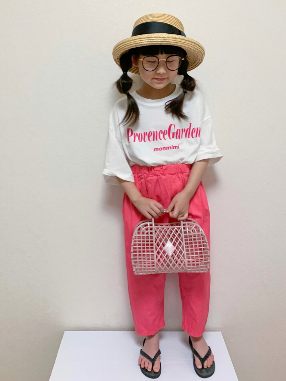 ピンク系のその他パンツ、ホワイト系のTシャツ/カットソー、ブラック系のサンダルを着用したキッズの夏コーディネートの1枚目の写真